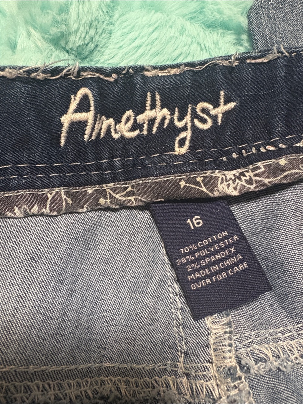 Women's Dark Wash Embroidered Pocket Jeans - Picture 3 of 7